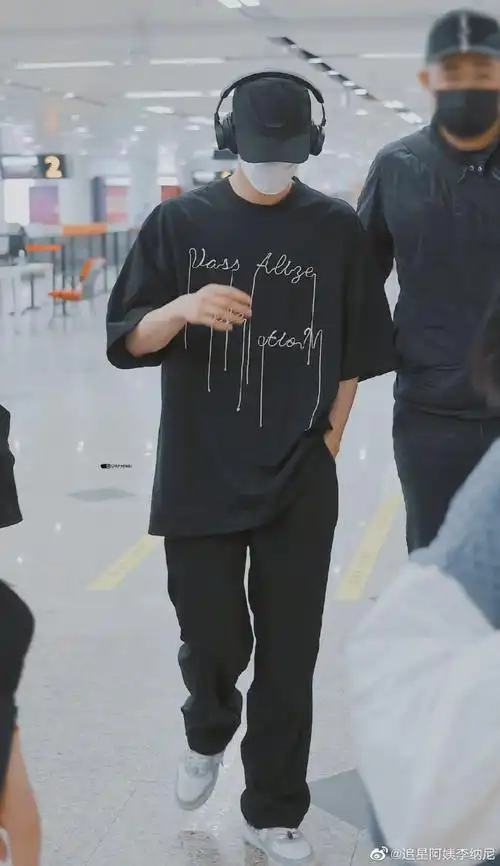 刘耀文机场全黑造型饭拍