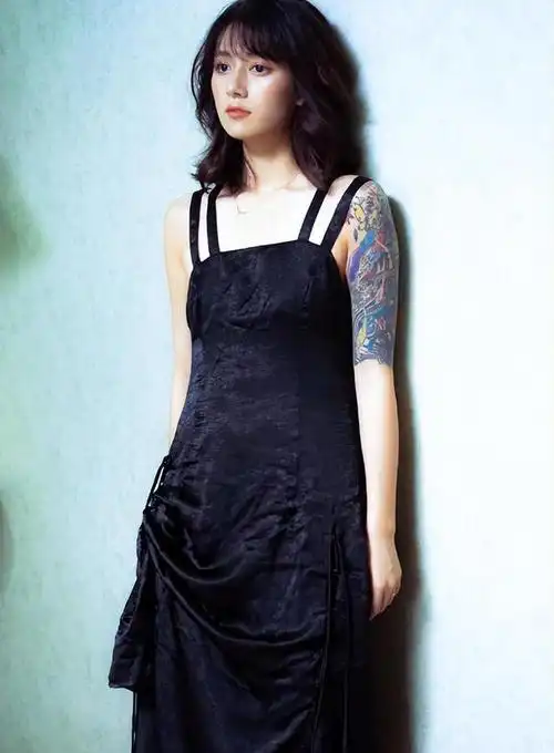 李诞女友黑尾酱晒大尺度性感照,网友:喝多了放飞自我吗?