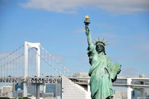 自由女神像,这座耸立在美国纽约曼哈顿的标志性建筑,塑像高46米,重225