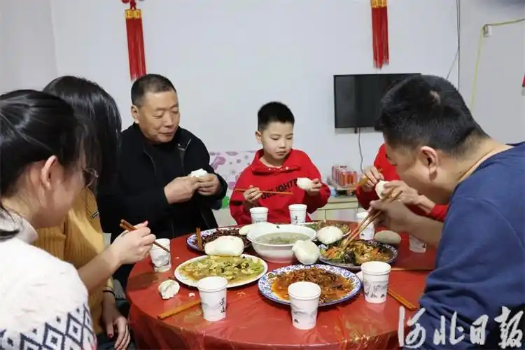 2月9日,在沧州市黄骅市后仙庄村村民刘玉双家,一家人坐在一起吃年夜饭