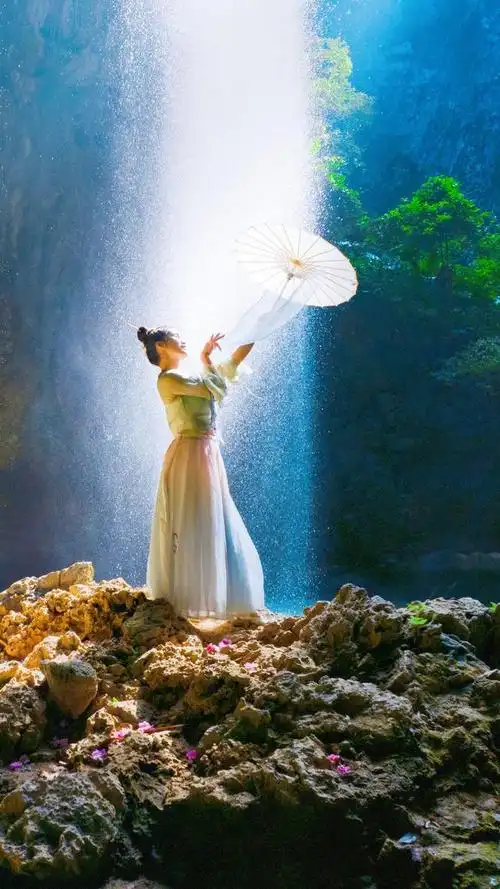 闺蜜们一起自驾开车,大概一个半小时,从广州花都到清远英德的洞天仙境