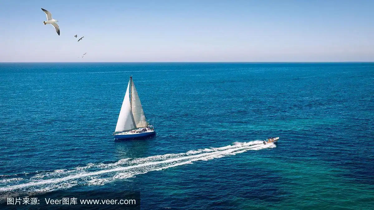 在公海上航行的游艇.帆船.