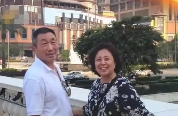 杜源:4岁认识爱妻,结婚41年生一女,如今女儿是他的骄傲