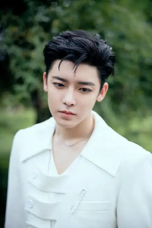 侯明昊白色西装造型