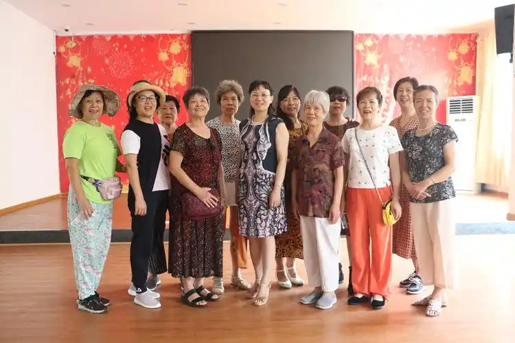 参加活动的部分退休女干部合影留念(一)