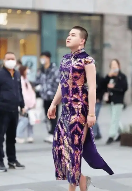 爸爸陪考穿旗袍意外艳压妈妈们考生调侃无心考试