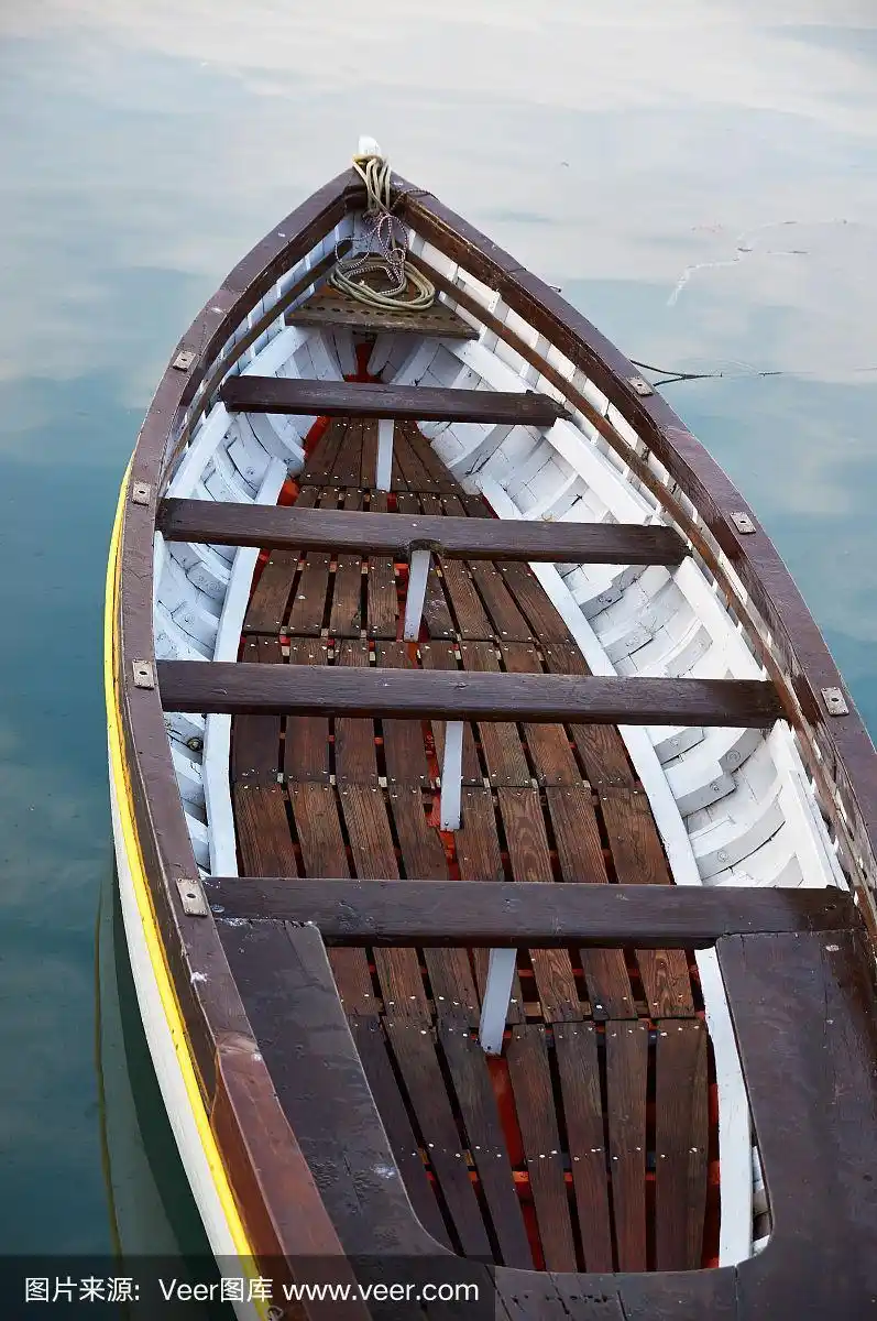 近海泊位上的老式木船