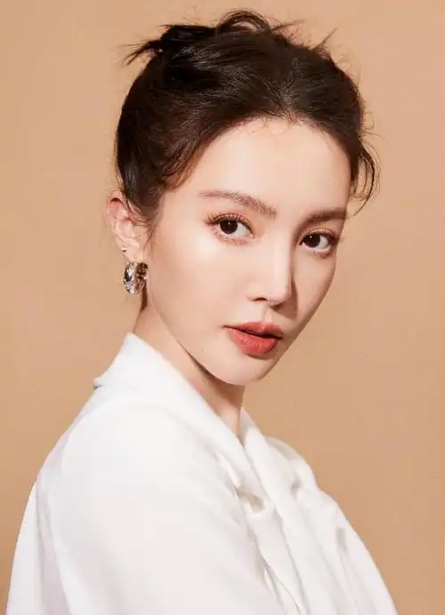 金晨简约纯色连身短裙造型写真修长美腿配上纯色高跟尽显飒爽格调