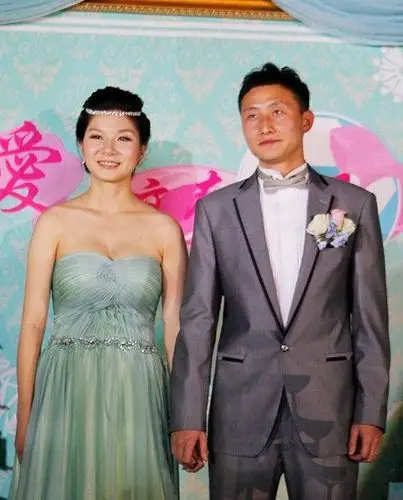 阿尔滨太太团:陈雷娶娇妻 于大宝绯闻女友曝光