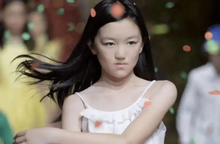 17岁李嫣晒近照,手挡疤痕不自信,眼神犀利像李亚鹏,网友:难看_王菲