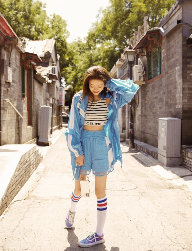 火不起来的超女冠军安又琪翻红失败38岁穿网靴秀腿