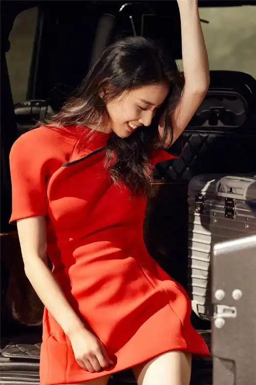 37岁黄圣依化身火山女战士!黑袍长靴尽显窈窕身姿