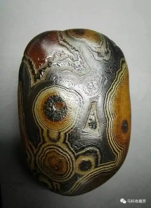 冰彩玛瑙之掌中精灵(一)俏色花纹(俗称马料籽料)