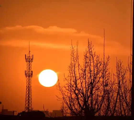 清晨初升太阳比往日格外大,圆圆的太阳伴着祥云是那样的美妙!