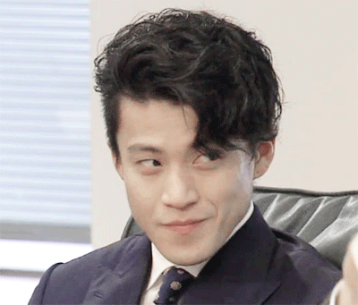 栗旬卷发男人西服gif动图_动态图_表情包下载_soogif