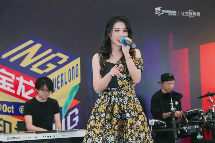 抖音网红歌手叶莺现身打卡北上海打卡新地标宝山罗店宝龙广场