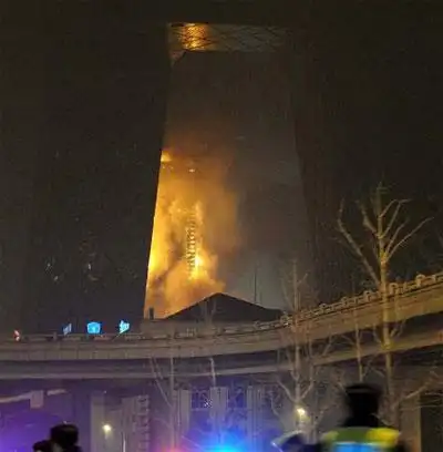 2月9日晚21时许,北京市京广桥附近的央视新大楼北配楼发生火灾.