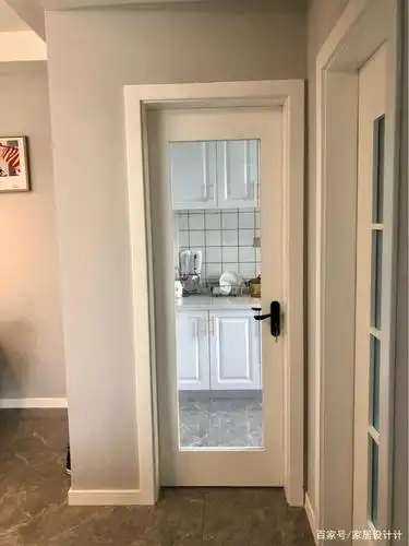 厨房,独立的空间,就像是在房间一样的格局,一扇单门作为隔断,不用担心