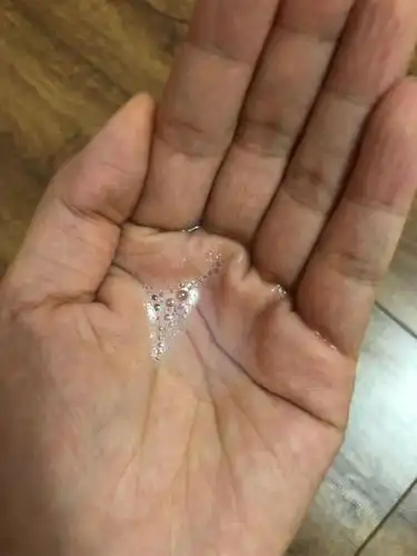 压出来的液体有点偏白,水状,像淡淡的淘米水颜色,闻起来清新,可以闻