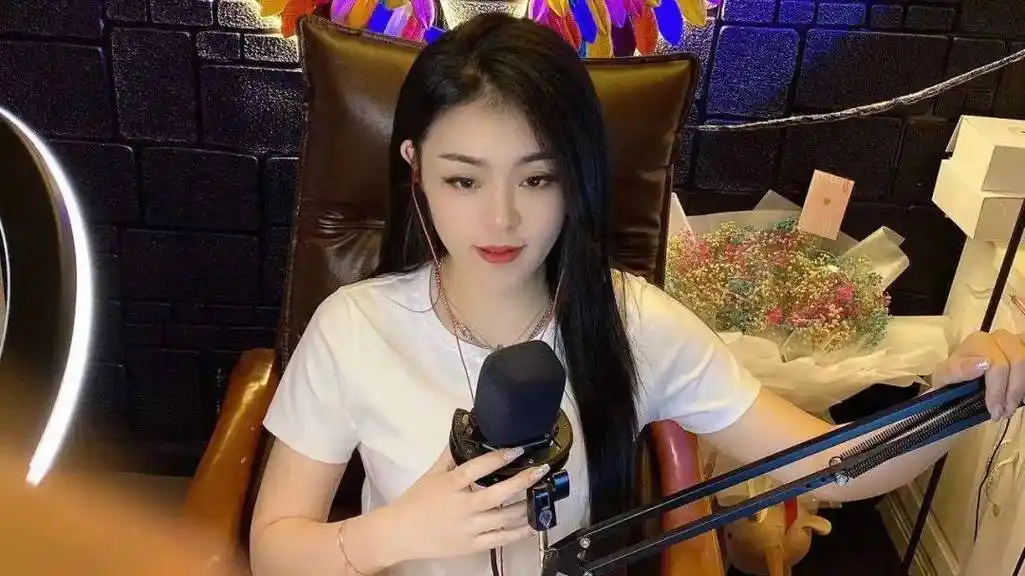 封面人物亚男从小镇幼师到超人气翻唱快手主播