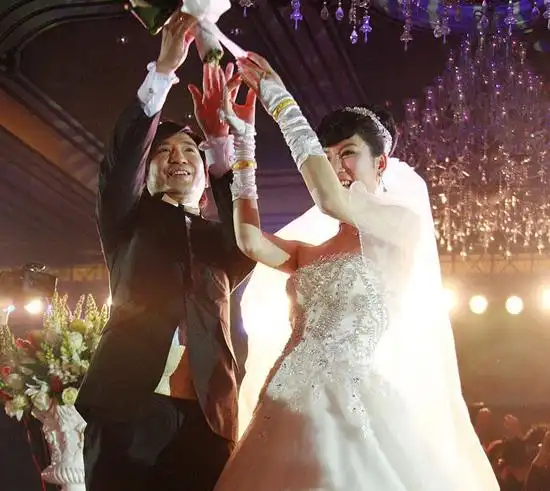 beyond鼓手叶世荣婚礼现场婚纱照