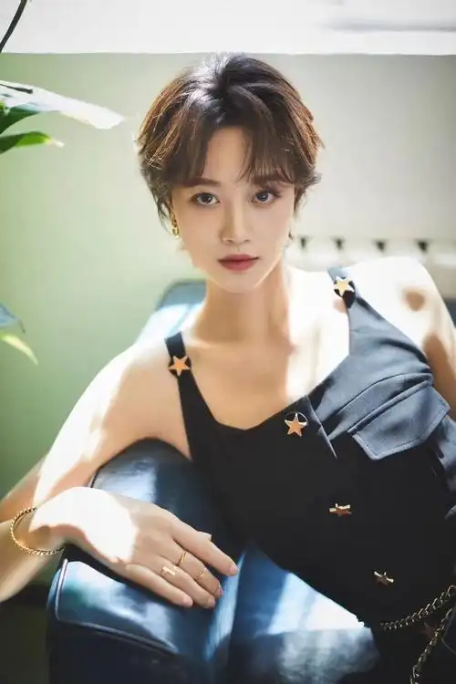 蓝盈莹气质太好,穿粉色高开叉长裙美得高级,没点气质都驾驭不了