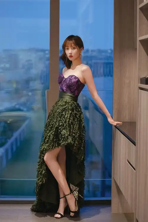 打开凤凰新闻,查看更多高清图片近日,李艺彤出席时髦青年一周年青春