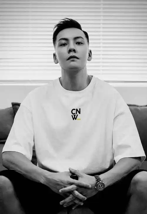 陈伟霆滑雪拍女生后被对方男友要求删除 女方微信聊天曝光称男友为