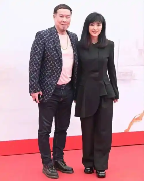 米雪惊艳亮相金庸百年诞辰纪念69岁仍风韵犹存发量羡煞旁人