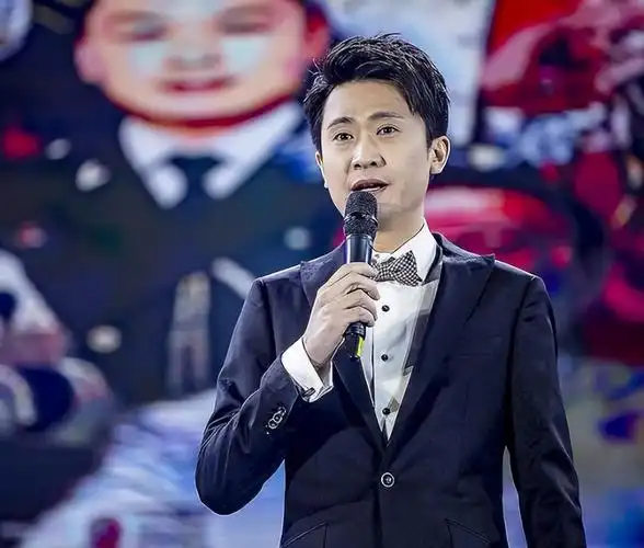 杨帆老婆的个人简历(央视主持人杨帆:娶普通妻子李飒,婚后生两女,日子