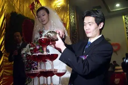 图文李霄鹏李媛喜结连理李霄鹏和新娘倒香槟