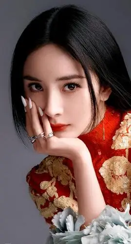 杨幂,蓬松的长卷发造型,气质娇美迷人