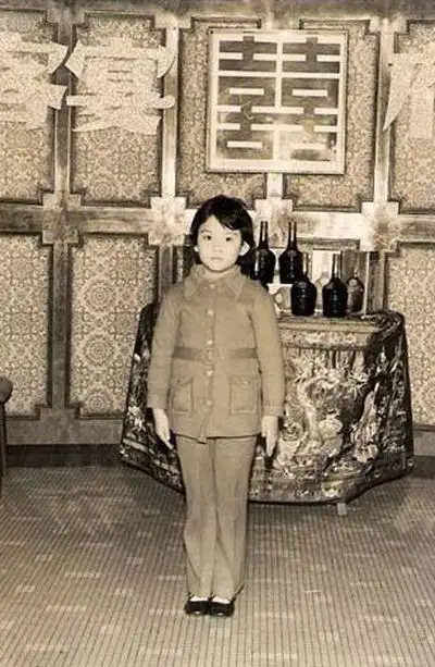 周慧敏是有名的美人,小时候的样子也挺可爱的.