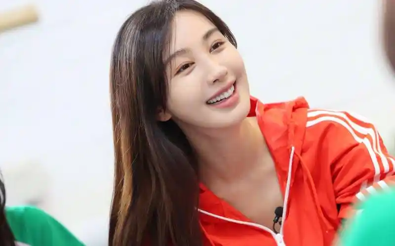 黄晓明前女友李菲儿机场走光?她写真雪肤娇嫩身材火辣_杨颖_肌肤_凹凸