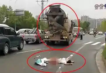 大庸桥车祸导致一女子当场死亡,肇事者不见踪影疑似逃逸,现场令人唏嘘