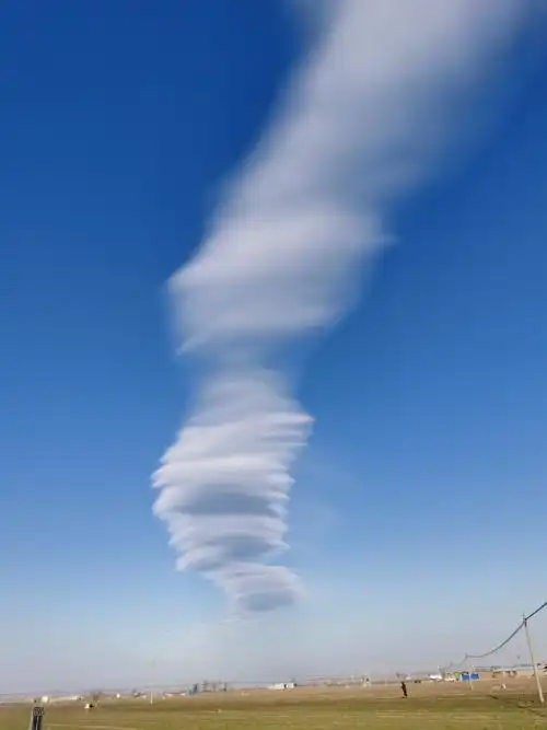 难得一见的龙卷风祥云.