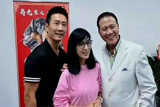 67岁万梓良近况:落魄商演,穿地摊货戴假珠宝,和周润发比太心酸