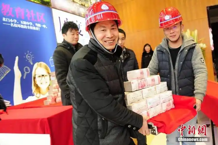 开发商堆3000余万现金给工人发工资 警察维持秩序