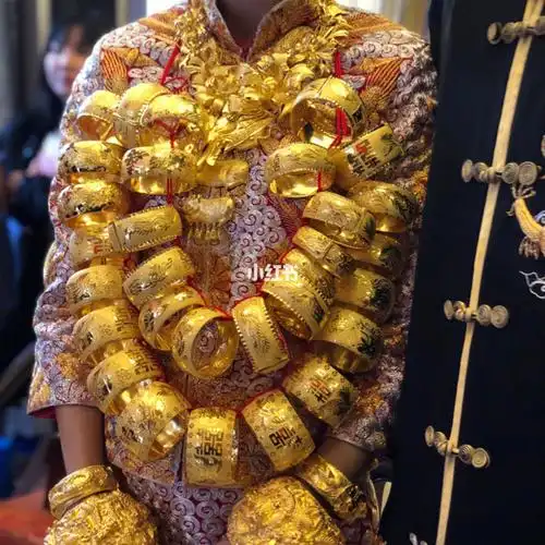 凤冠霞帔,新娘的黄金饰品也是非常夺人眼球的,传统的中国元素再搭配上