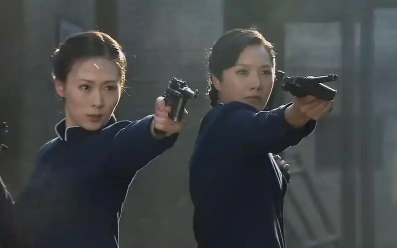 双枪女侠打鬼子合集美女脚踩高跟鞋手拿双枪飞檐走壁点杀鬼子