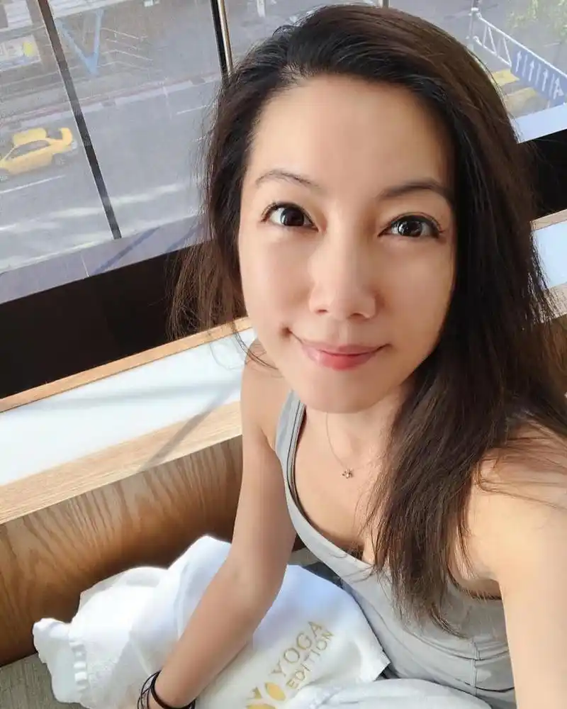 42岁女星林韦君淡出娱乐圈做瑜伽老师 素颜状态超能打