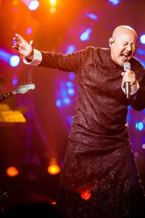 腾格尔携手苍狼乐队展现摇滚范 挑战《从头再来》首次《歌手》夺冠