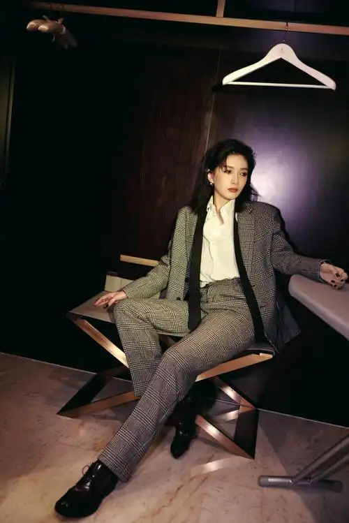 江疏影甜妹爆改老公##江疏影湿发西装造型