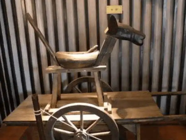 古时候有一种针对女性的酷刑叫做"骑木驴",而致命的铁梨花就隐藏在"