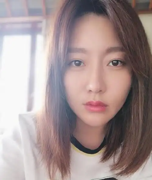 潘长江女儿潘阳晒近照一身红衣配大红唇被质疑整容认不出