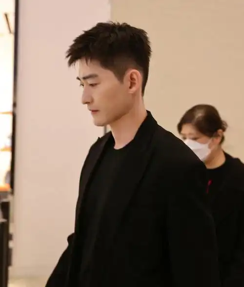 近日,张瀚出席某活动,现场图曝光.