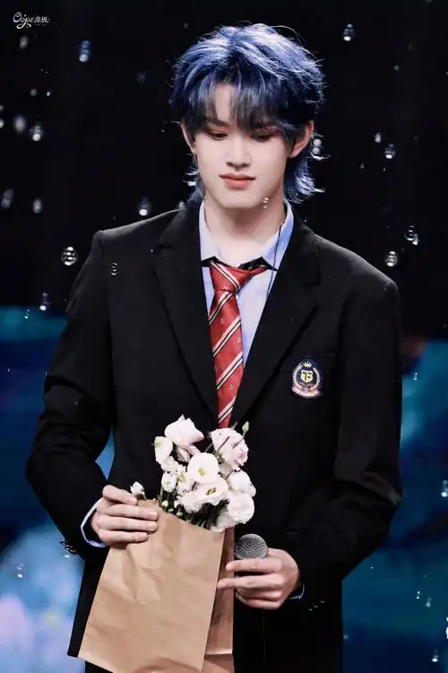 张极超话#张极 唯一主唱##张极蓝发##tf家族三代