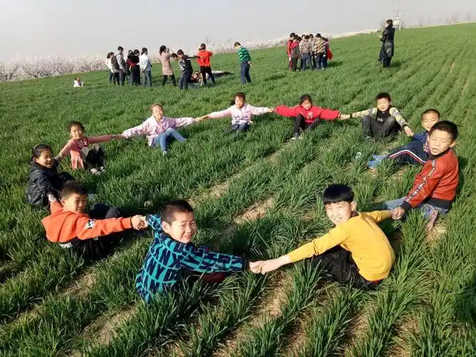 阳春三月百花争荣开,杨庄小学师生踏青来.
