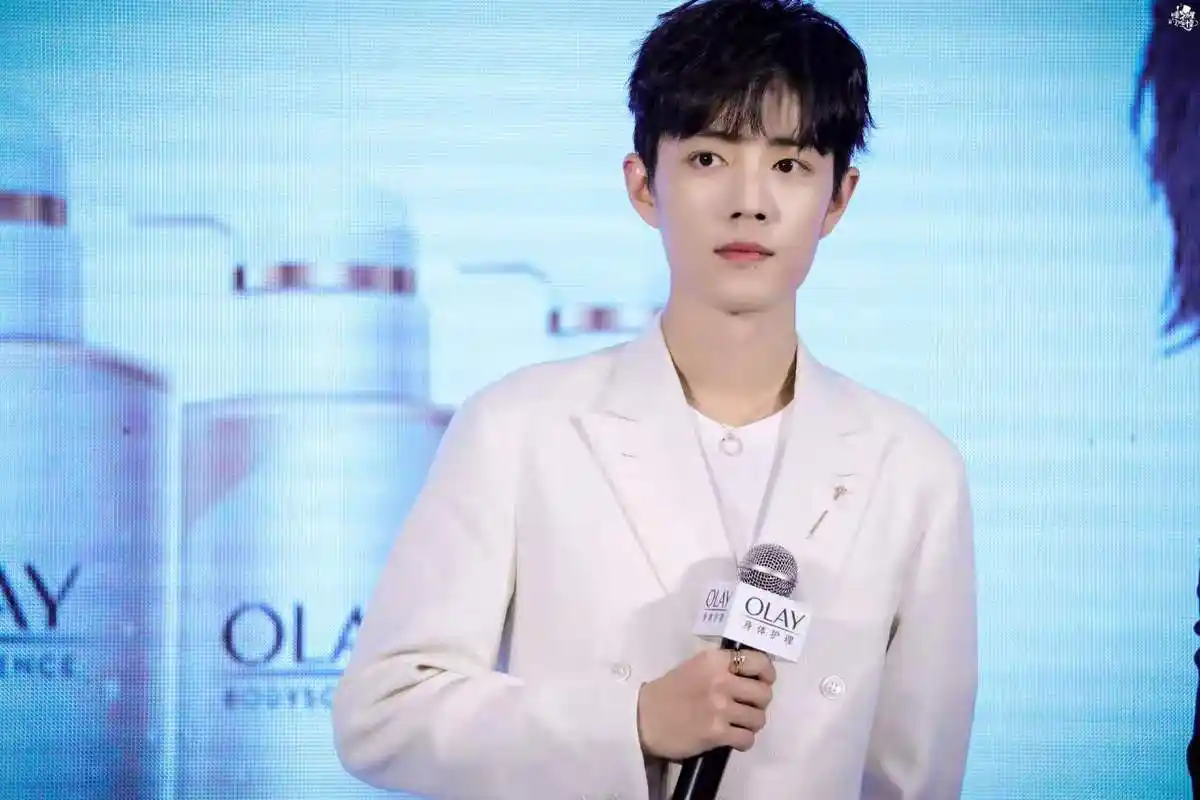 肖战换新发型,侧面头发剪短露出耳朵,精神十足更帅气了!