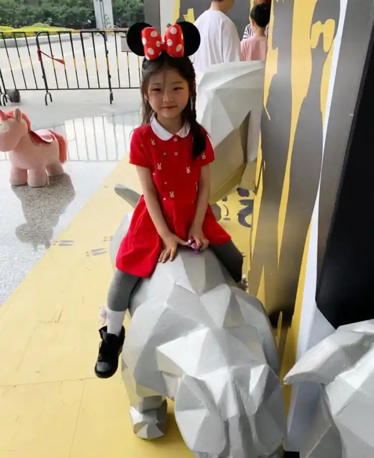 6岁中国小女孩走红海外,网友:李子柒"后继有人"